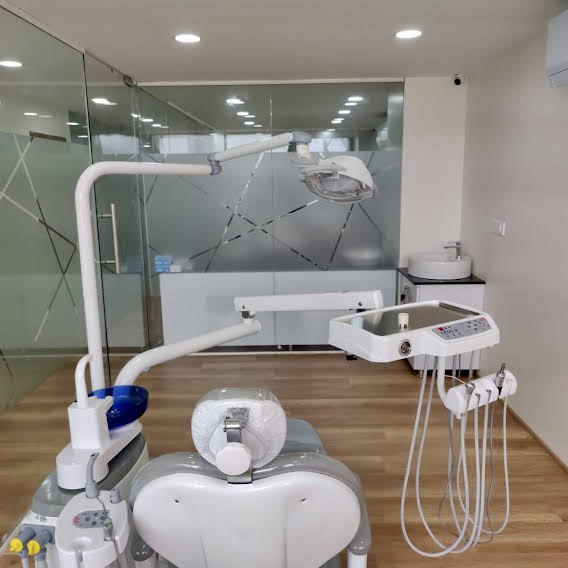 Second dental treatment room at Dr. Lakshmi's SMILE SPACE